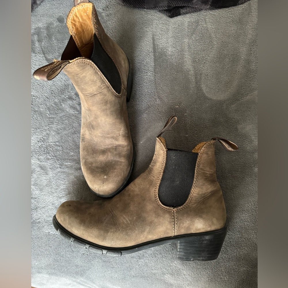 Women’s blundstone boot size 9US. Barely worn